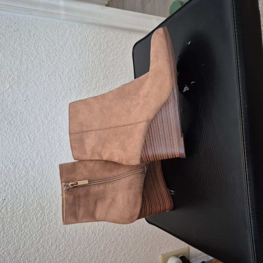 Tan Ankle Boots with Chunky Heel and Suede Finish